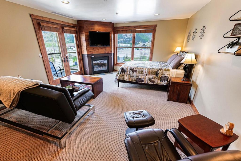 Apartment Large With Full Kitchen, Bike The Trail, Beautiful Balcony Views Hottub Fireplace *