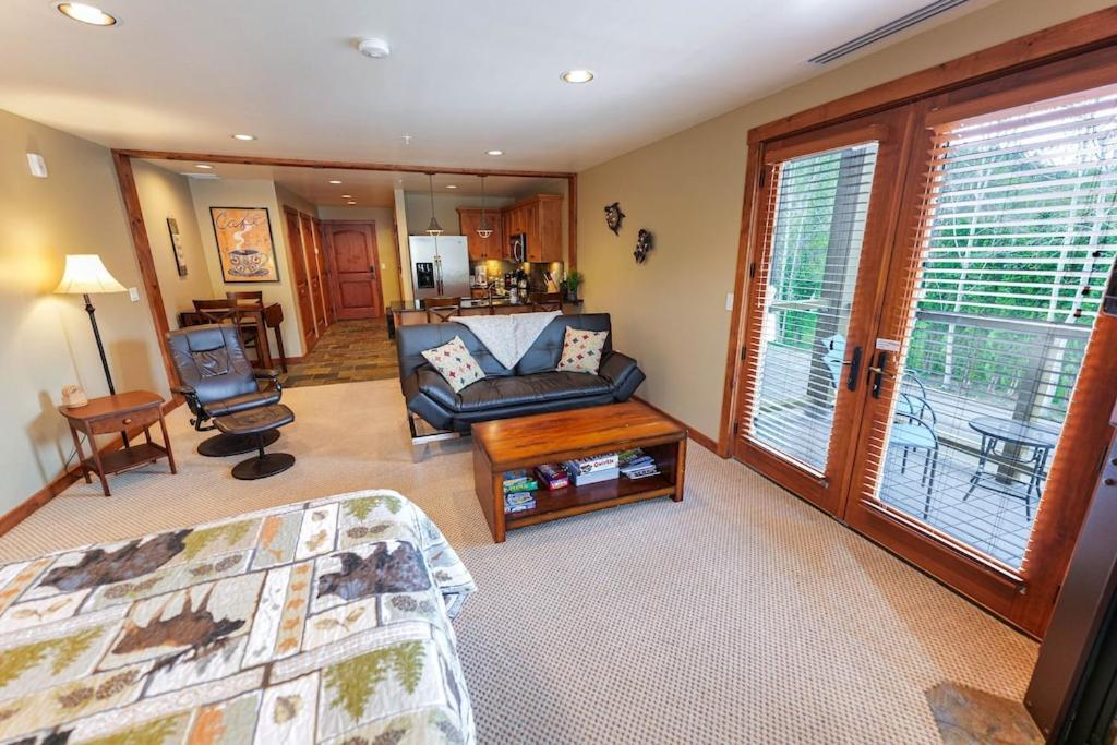 Large With Full Kitchen, Bike The Trail, Beautiful Balcony Views Hottub Fireplace Apartment