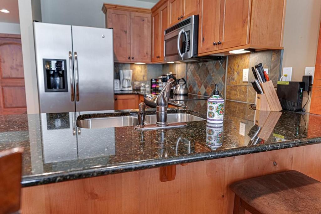 Apartment Large With Full Kitchen, Bike The Trail, Beautiful Balcony Views Hottub Fireplace